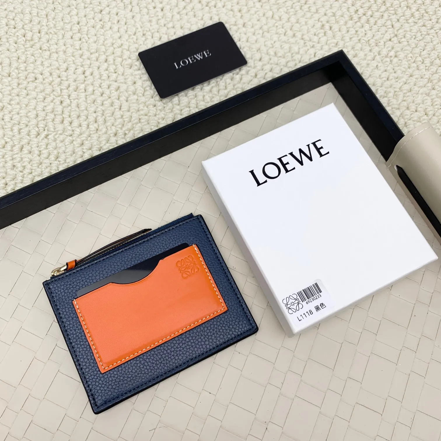 💰120 ·Loewe’s new card holders are back in stock! The new ones are all with metal logos, which are more refined than the old ones~~ Comes with box and dust bag! It’s a good idea to choose this small accessory for Valentine’s Day ~~Model: L1118 Size: 12CM*9.5CM