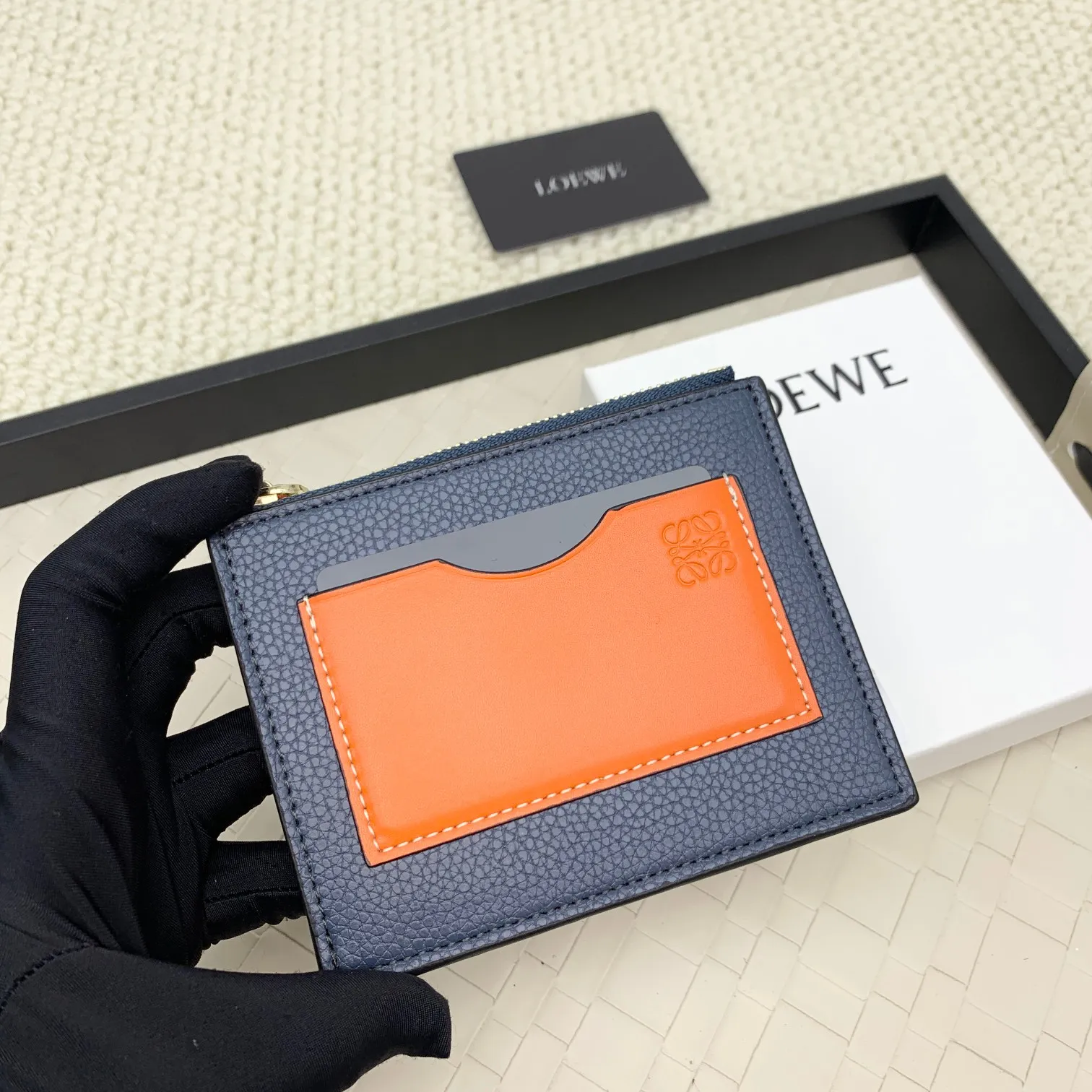 💰120 ·Loewe’s new card holders are back in stock! The new ones are all with metal logos, which are more refined than the old ones~~ Comes with box and dust bag! It’s a good idea to choose this small accessory for Valentine’s Day ~~Model: L1118 Size: 12CM*9.5CM