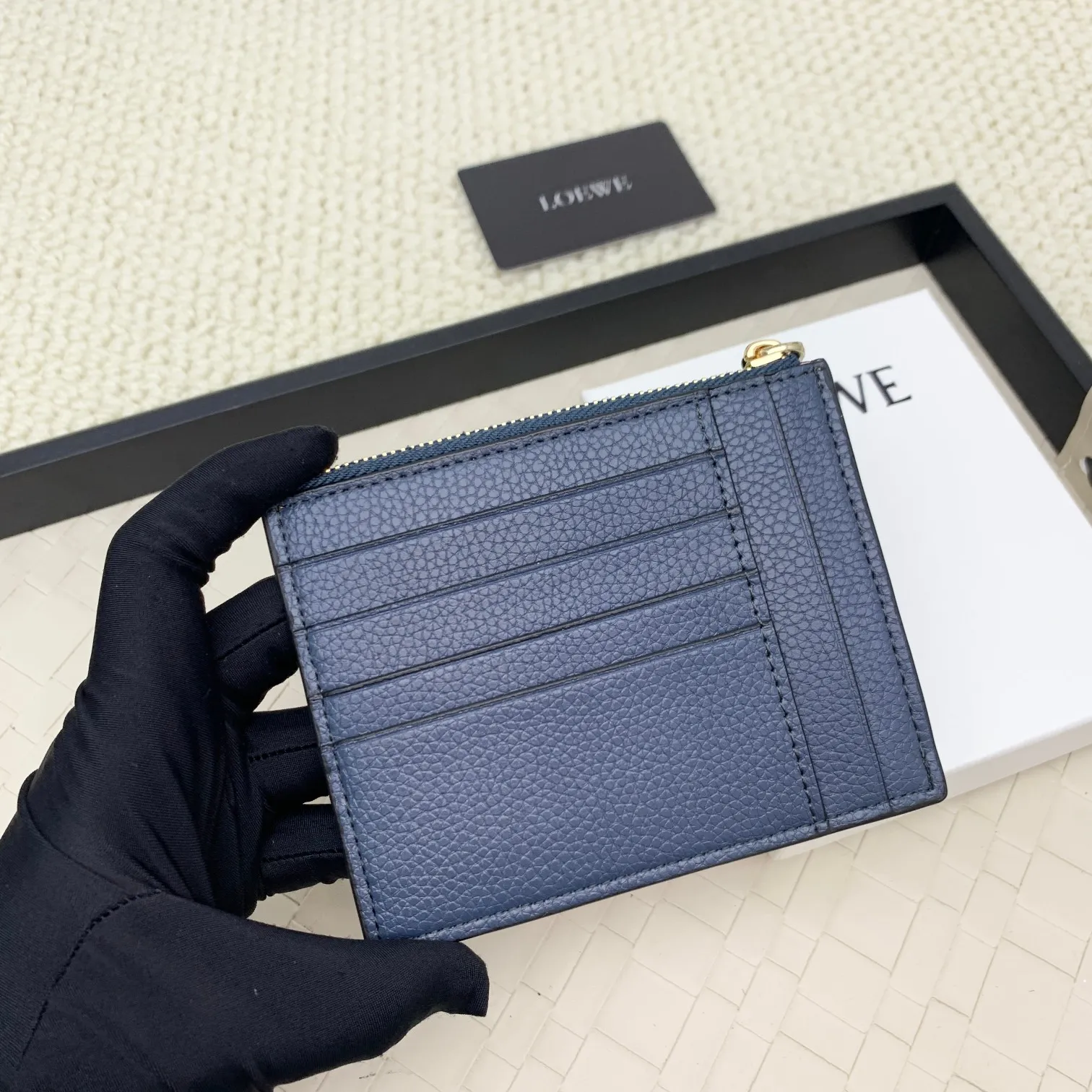 💰120 ·Loewe’s new card holders are back in stock! The new ones are all with metal logos, which are more refined than the old ones~~ Comes with box and dust bag! It’s a good idea to choose this small accessory for Valentine’s Day ~~Model: L1118 Size: 12CM*9.5CM