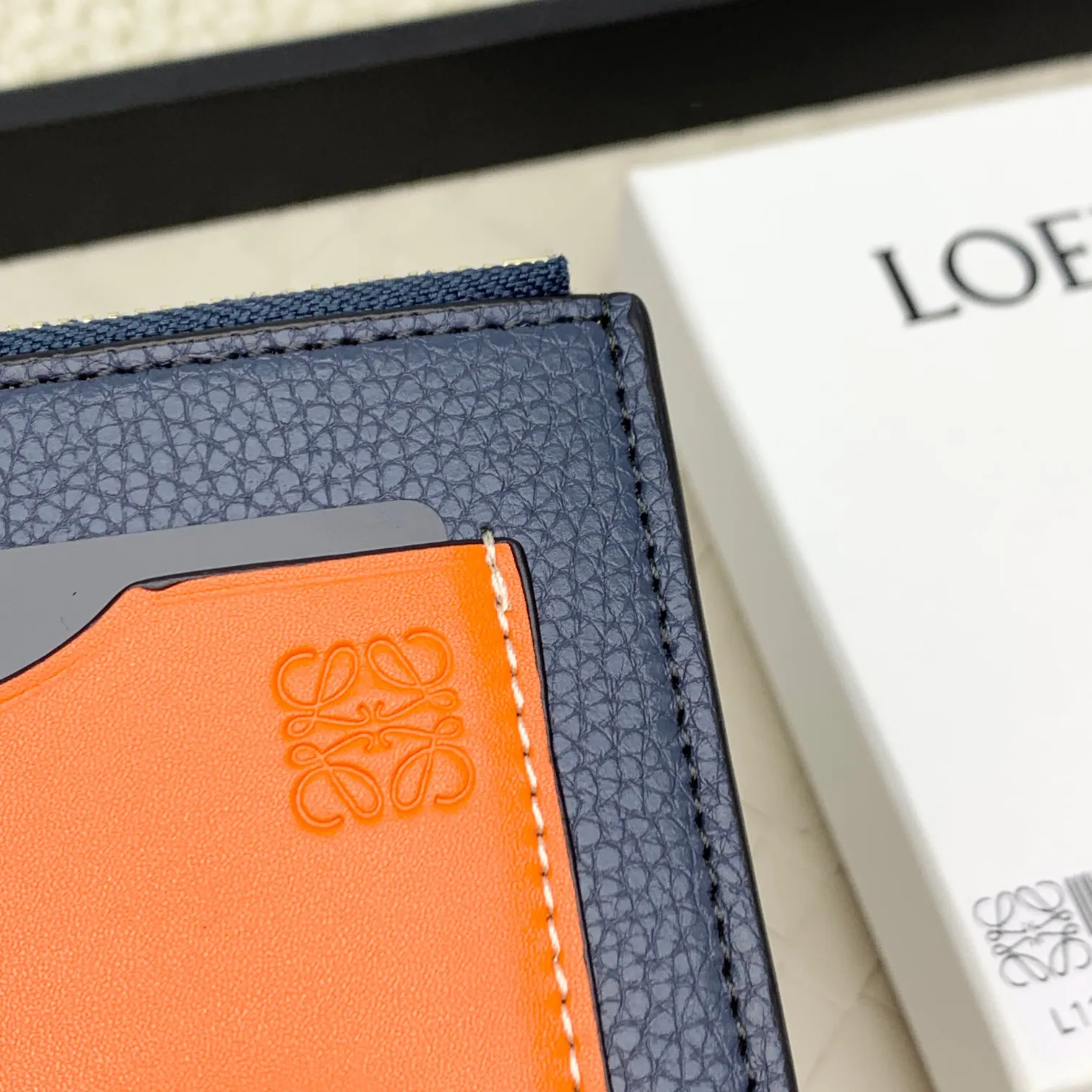 💰120 ·Loewe’s new card holders are back in stock! The new ones are all with metal logos, which are more refined than the old ones~~ Comes with box and dust bag! It’s a good idea to choose this small accessory for Valentine’s Day ~~Model: L1118 Size: 12CM*9.5CM