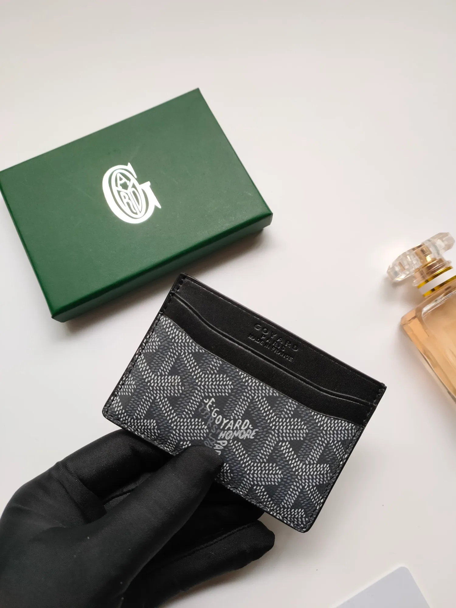￥90💰GOYARD Goya Classic👍🏻Saint-Sulpice card holder has a small and compact design, and its central pocket can store cards, documents or folded banknotes. The compact design fits nicely in a jacket or pants pocket. Style number: 9636 Size: 7 x10.5 cm
