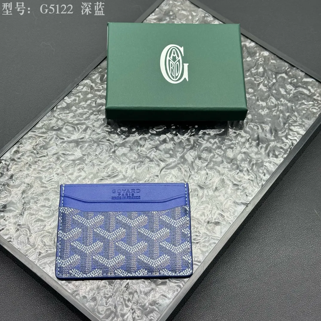 💰90 💎The top-quality original GOYARD Saint-Sulpice card holder has a small and compact design, and its central pocket can store cards, IDs or folded banknotes. The compact design fits nicely in a jacket or pants pocket. Model; G5122 Size: 7*10.5*0.2cm
