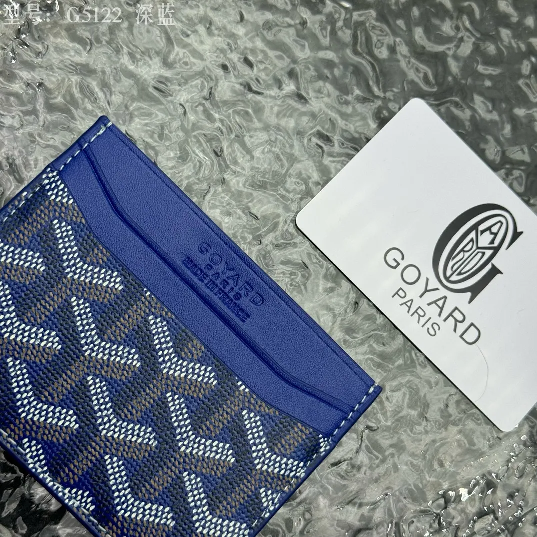 💰90 💎The top-quality original GOYARD Saint-Sulpice card holder has a small and compact design, and its central pocket can store cards, IDs or folded banknotes. The compact design fits nicely in a jacket or pants pocket. Model; G5122 Size: 7*10.5*0.2cm