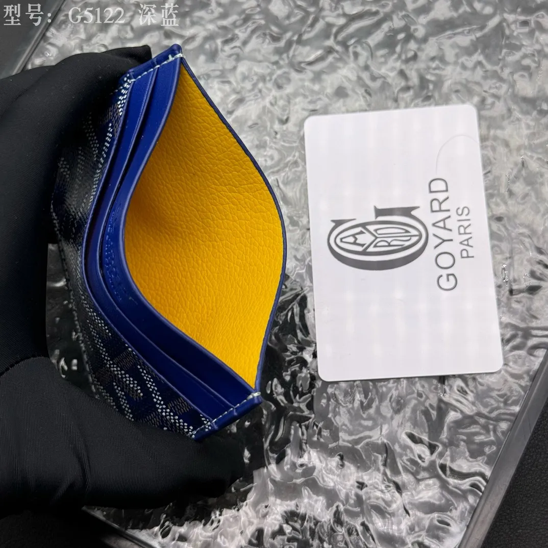 💰90 💎The top-quality original GOYARD Saint-Sulpice card holder has a small and compact design, and its central pocket can store cards, IDs or folded banknotes. The compact design fits nicely in a jacket or pants pocket. Model; G5122 Size: 7*10.5*0.2cm