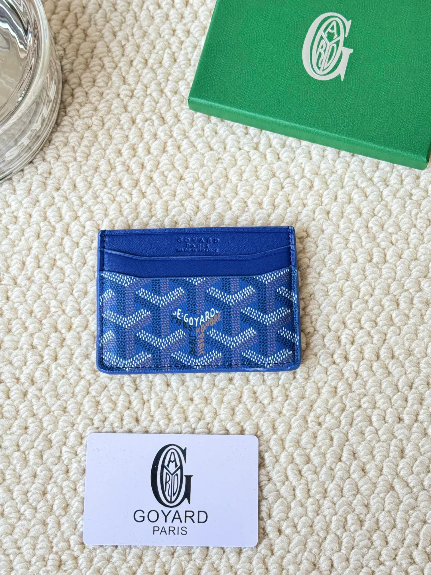 💰100 GOYARD Goya Classic👍🏻The design of Saint-Sulpice card holder is small and compact, and its middle pocket can store cards, documents or folded banknotes. The compact design fits nicely in a jacket or pants pocket. Style number: 9636 Size: 7 x10.5 cm