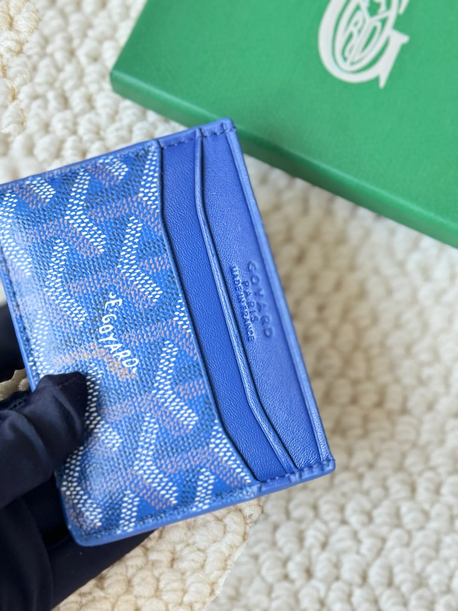 💰100 GOYARD Goya Classic👍🏻The design of Saint-Sulpice card holder is small and compact, and its middle pocket can store cards, documents or folded banknotes. The compact design fits nicely in a jacket or pants pocket. Style number: 9636 Size: 7 x10.5 cm