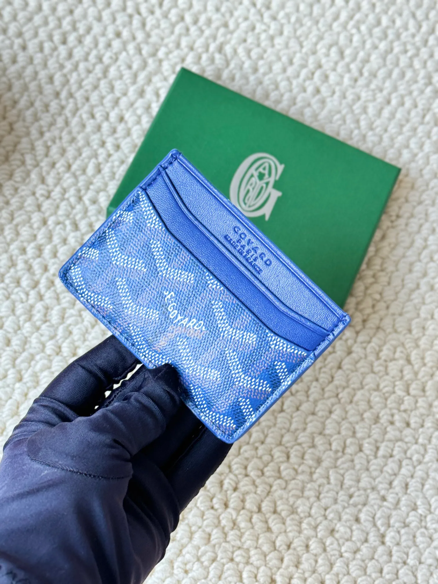 💰100 GOYARD Goya Classic👍🏻The design of Saint-Sulpice card holder is small and compact, and its middle pocket can store cards, documents or folded banknotes. The compact design fits nicely in a jacket or pants pocket. Style number: 9636 Size: 7 x10.5 cm
