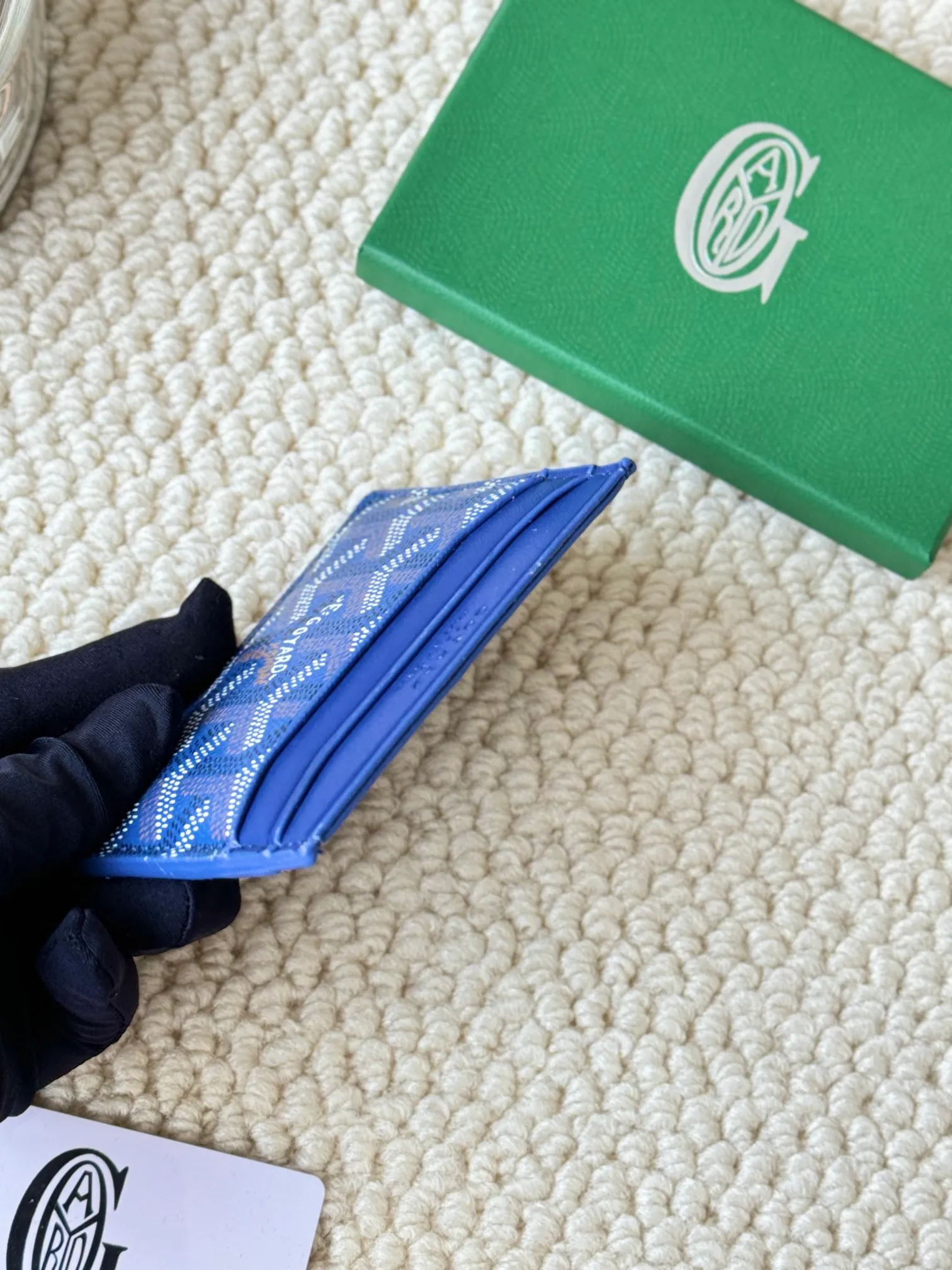 💰100 GOYARD Goya Classic👍🏻The design of Saint-Sulpice card holder is small and compact, and its middle pocket can store cards, documents or folded banknotes. The compact design fits nicely in a jacket or pants pocket. Style number: 9636 Size: 7 x10.5 cm