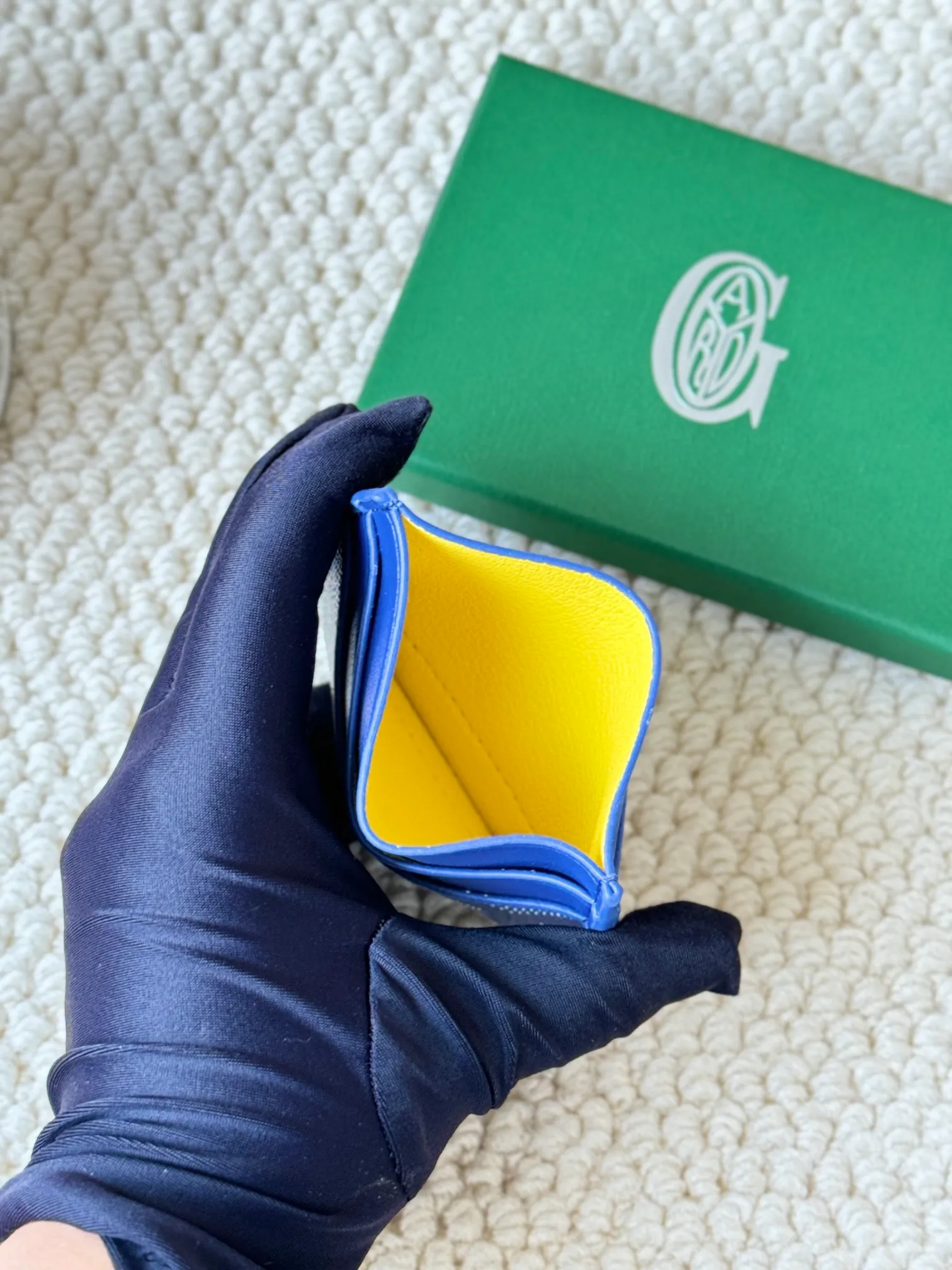 💰100 GOYARD Goya Classic👍🏻The design of Saint-Sulpice card holder is small and compact, and its middle pocket can store cards, documents or folded banknotes. The compact design fits nicely in a jacket or pants pocket. Style number: 9636 Size: 7 x10.5 cm