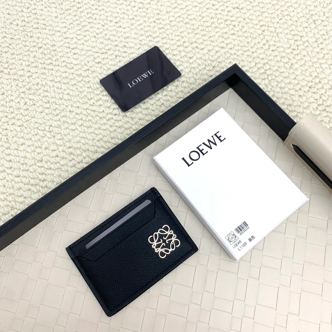 💰100 ·Loewe’s new card holders are back in stock! The new ones are all with metal logos, which are more refined than the old ones~~ Comes with box and dust bag! It’s a good idea to choose this small accessory for Valentine’s Day ~~Model: L1109 Size: 10*7.5CM​