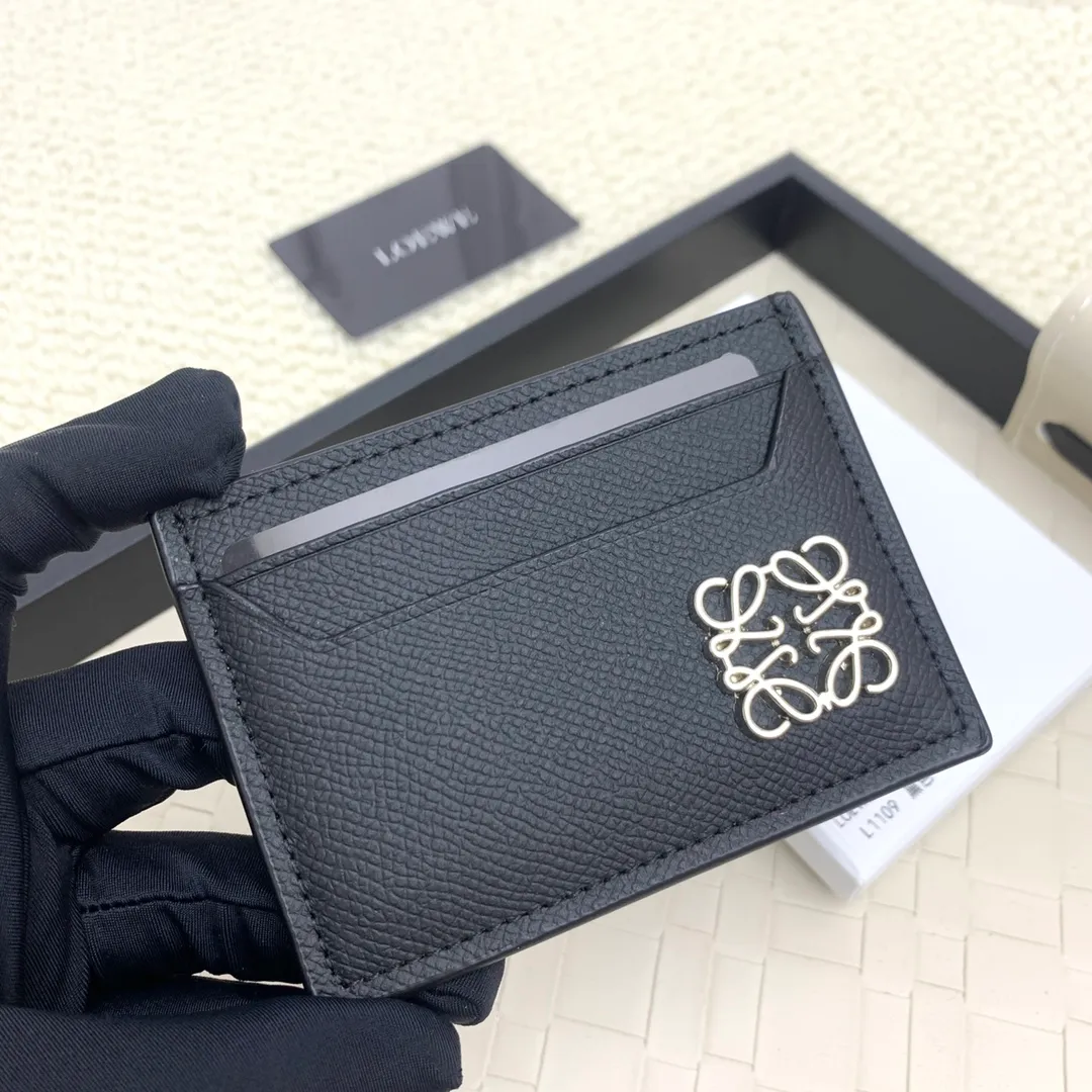 💰100 ·Loewe’s new card holders are back in stock! The new ones are all with metal logos, which are more refined than the old ones~~ Comes with box and dust bag! It’s a good idea to choose this small accessory for Valentine’s Day ~~Model: L1109 Size: 10*7.5CM​