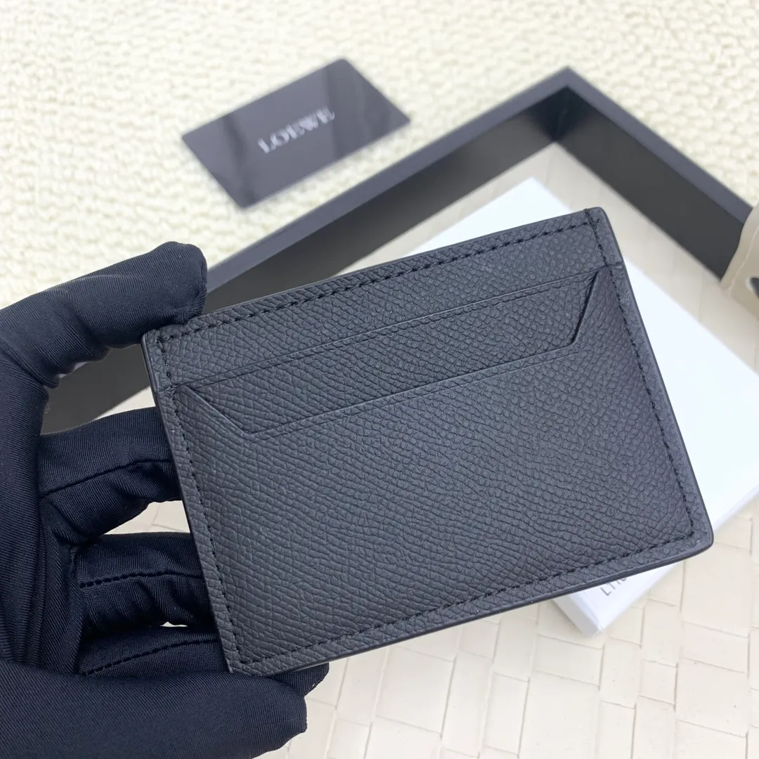 💰100 ·Loewe’s new card holders are back in stock! The new ones are all with metal logos, which are more refined than the old ones~~ Comes with box and dust bag! It’s a good idea to choose this small accessory for Valentine’s Day ~~Model: L1109 Size: 10*7.5CM​