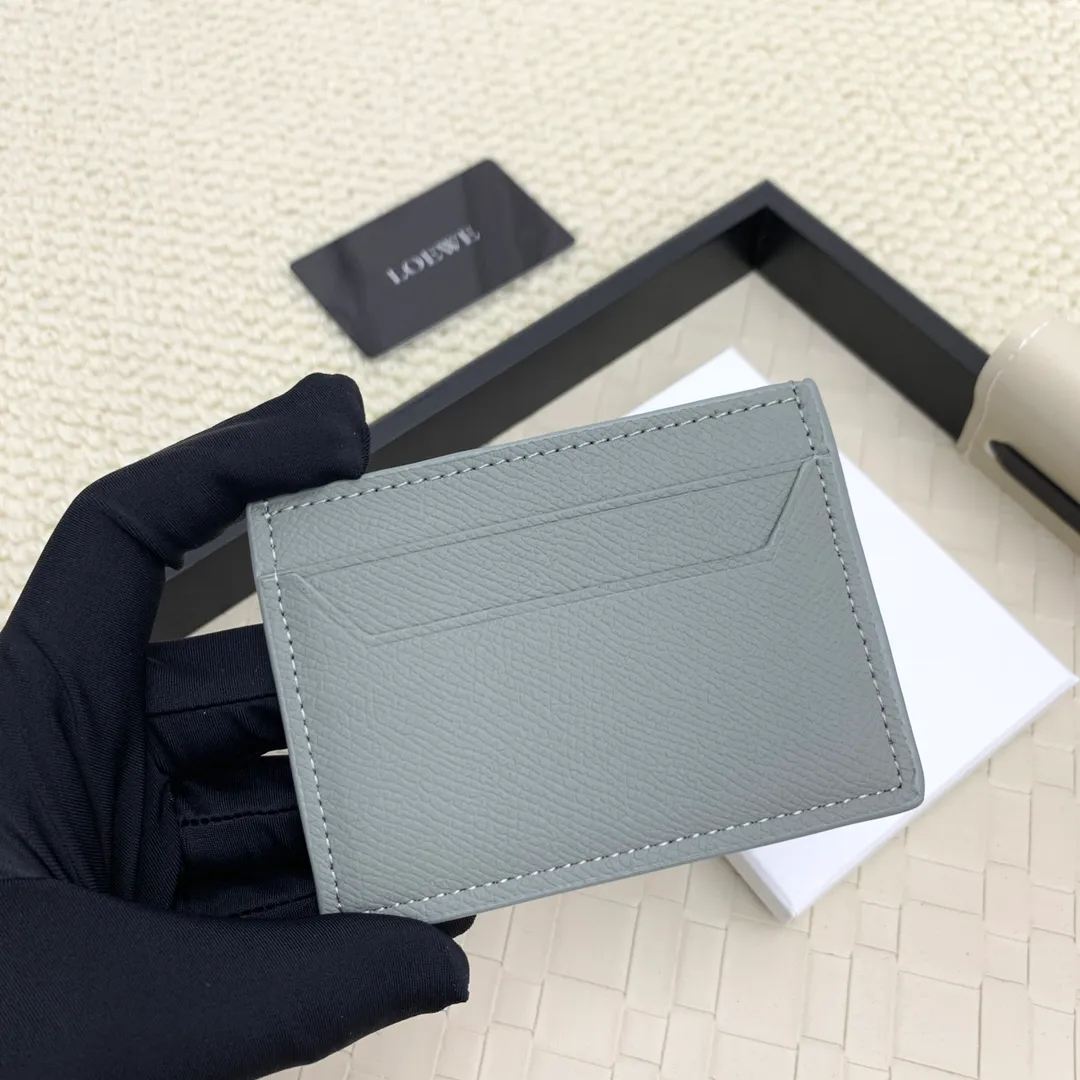 💰100 ·Loewe’s new card holders are back in stock! The new ones are all with metal logos, which are more refined than the old ones~~ Comes with box and dust bag! It’s a good idea to choose this small accessory for Valentine’s Day ~~Model: L1109 Size: 10*7.5CM​