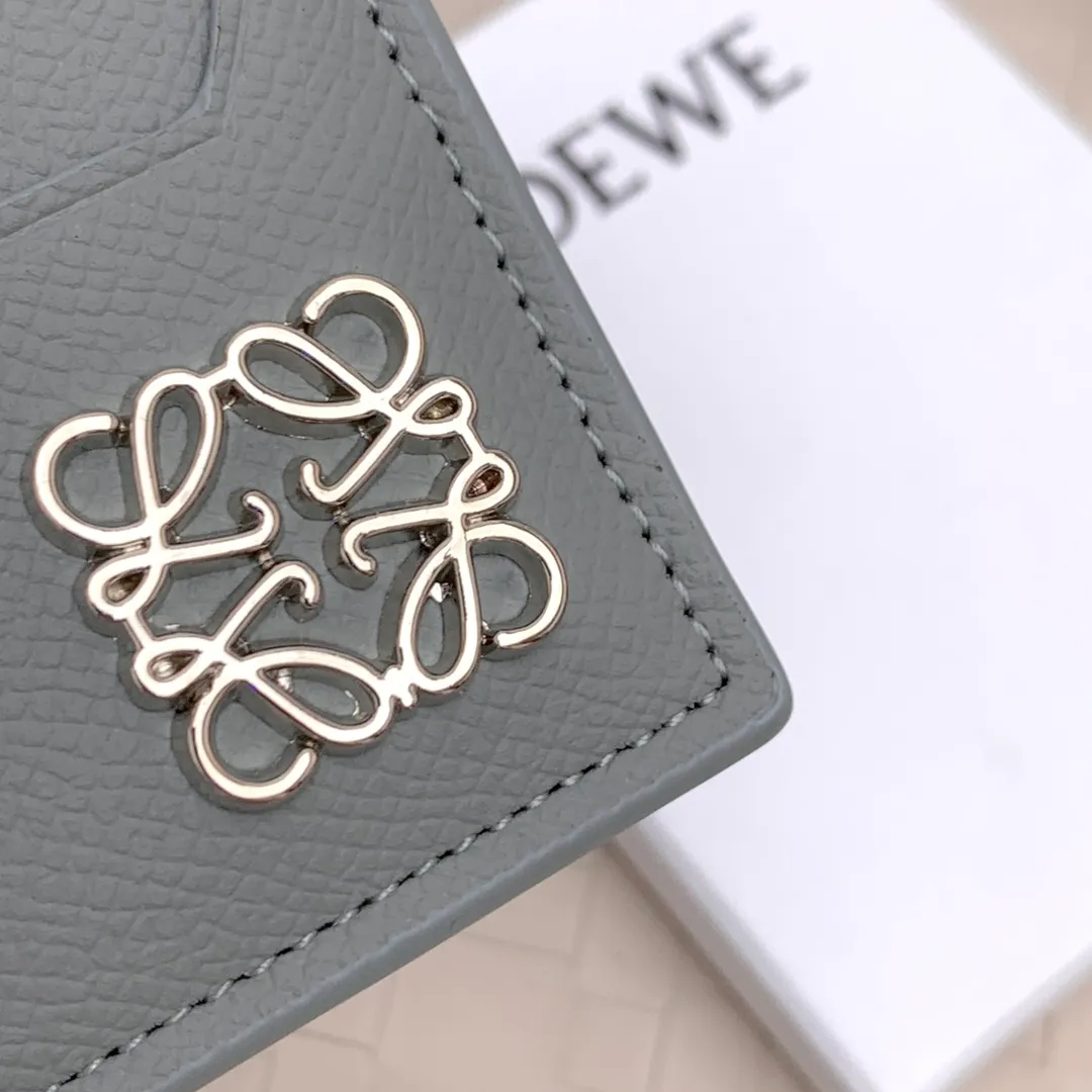 💰100 ·Loewe’s new card holders are back in stock! The new ones are all with metal logos, which are more refined than the old ones~~ Comes with box and dust bag! It’s a good idea to choose this small accessory for Valentine’s Day ~~Model: L1109 Size: 10*7.5CM​