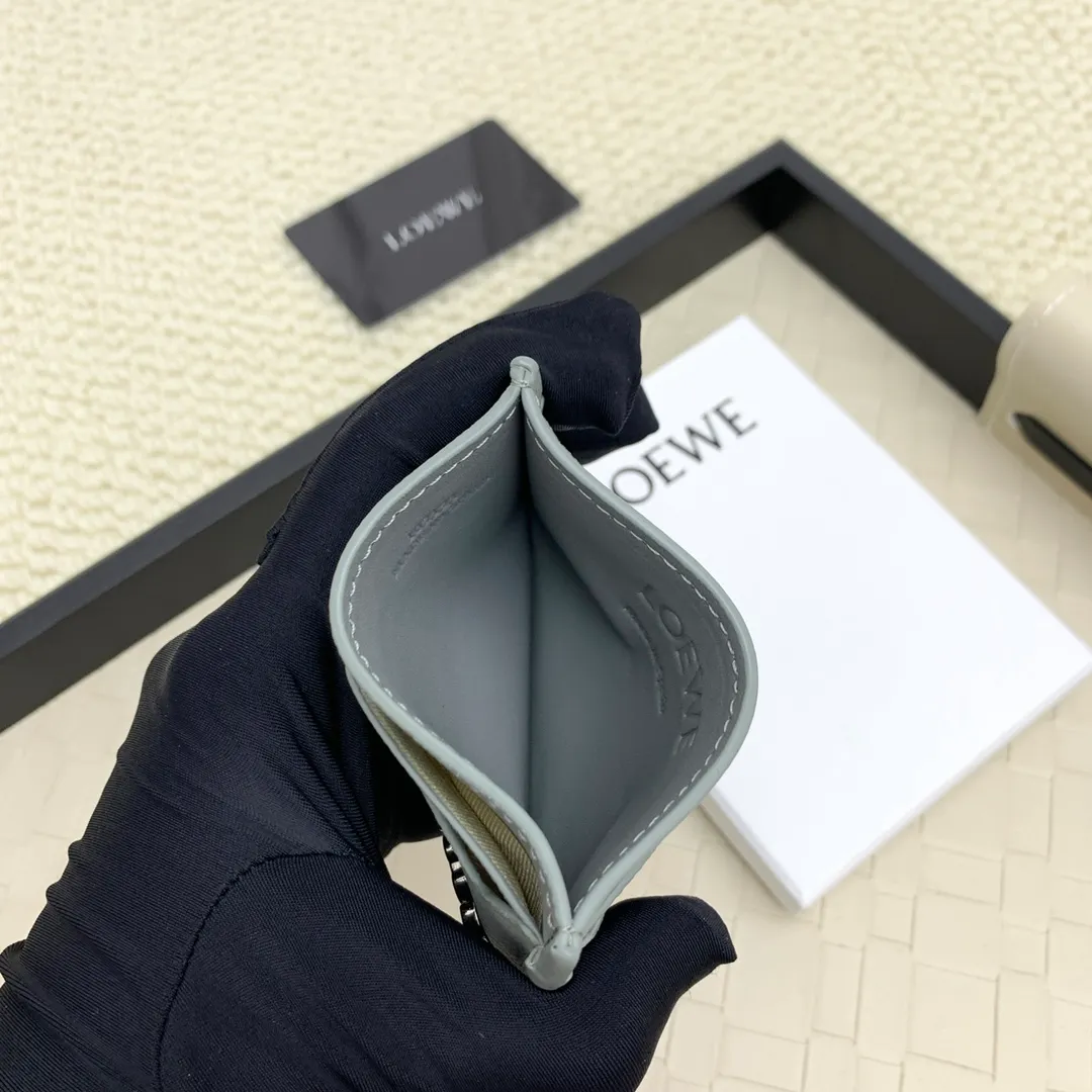 💰100 ·Loewe’s new card holders are back in stock! The new ones are all with metal logos, which are more refined than the old ones~~ Comes with box and dust bag! It’s a good idea to choose this small accessory for Valentine’s Day ~~Model: L1109 Size: 10*7.5CM​