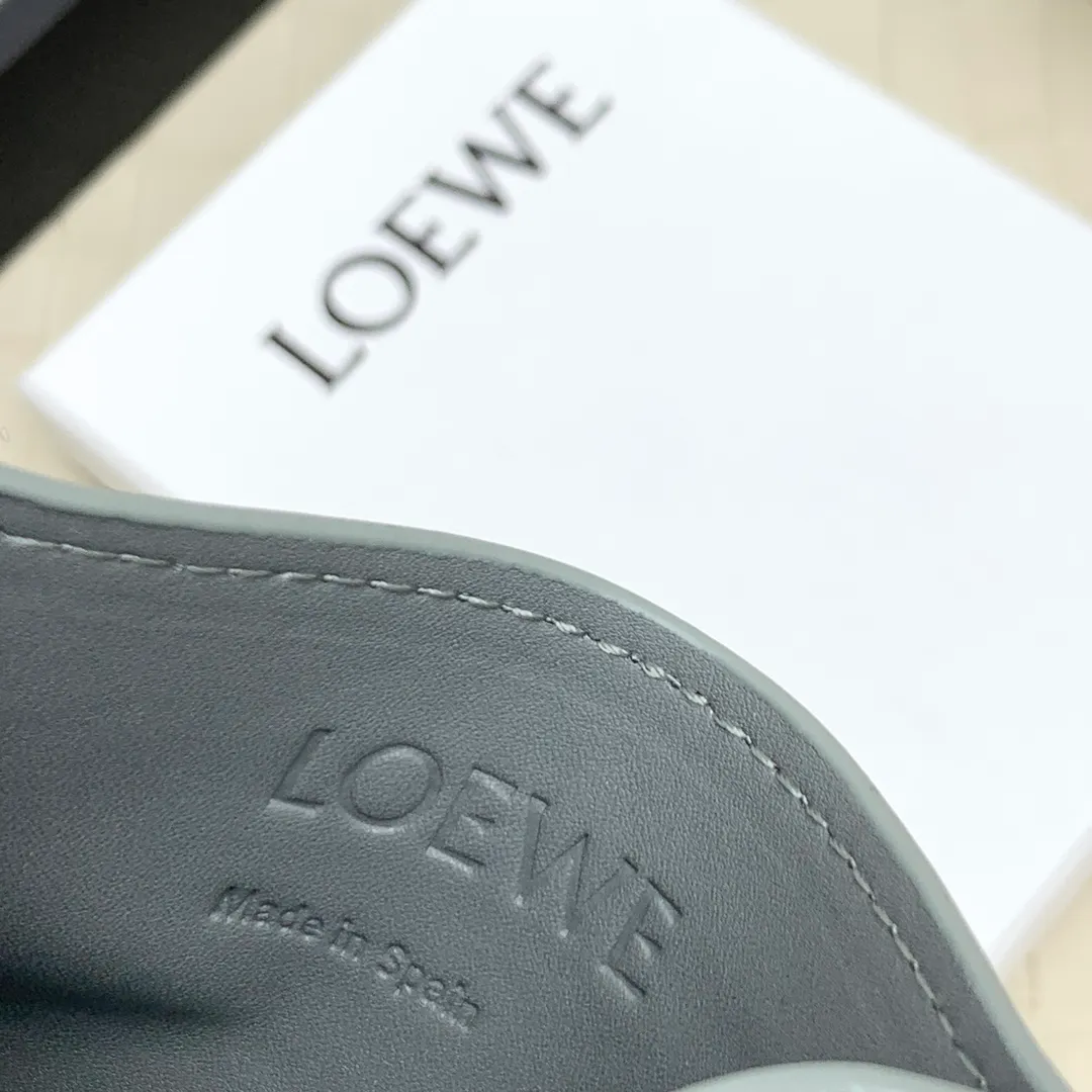 💰100 ·Loewe’s new card holders are back in stock! The new ones are all with metal logos, which are more refined than the old ones~~ Comes with box and dust bag! It’s a good idea to choose this small accessory for Valentine’s Day ~~Model: L1109 Size: 10*7.5CM​