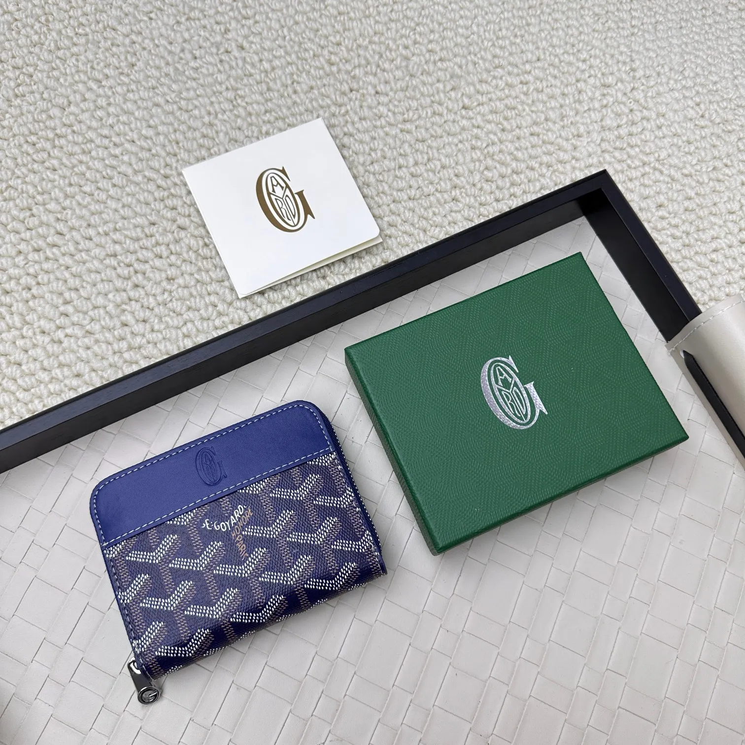 💰140 GOYARD Matignon Mini coin purse features a full zipper closure. Its central compartment holds coins, while its interior patch pocket holds cards or small IDs. No.: 805 Size: 10.4*7.5*1.8cm