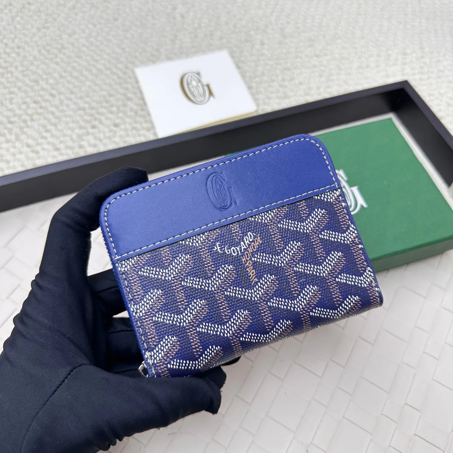💰140 GOYARD Matignon Mini coin purse features a full zipper closure. Its central compartment holds coins, while its interior patch pocket holds cards or small IDs. No.: 805 Size: 10.4*7.5*1.8cm