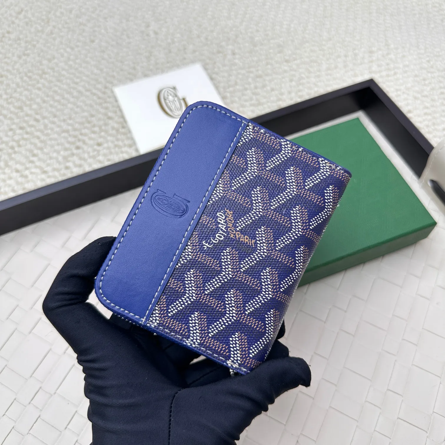 💰140 GOYARD Matignon Mini coin purse features a full zipper closure. Its central compartment holds coins, while its interior patch pocket holds cards or small IDs. No.: 805 Size: 10.4*7.5*1.8cm
