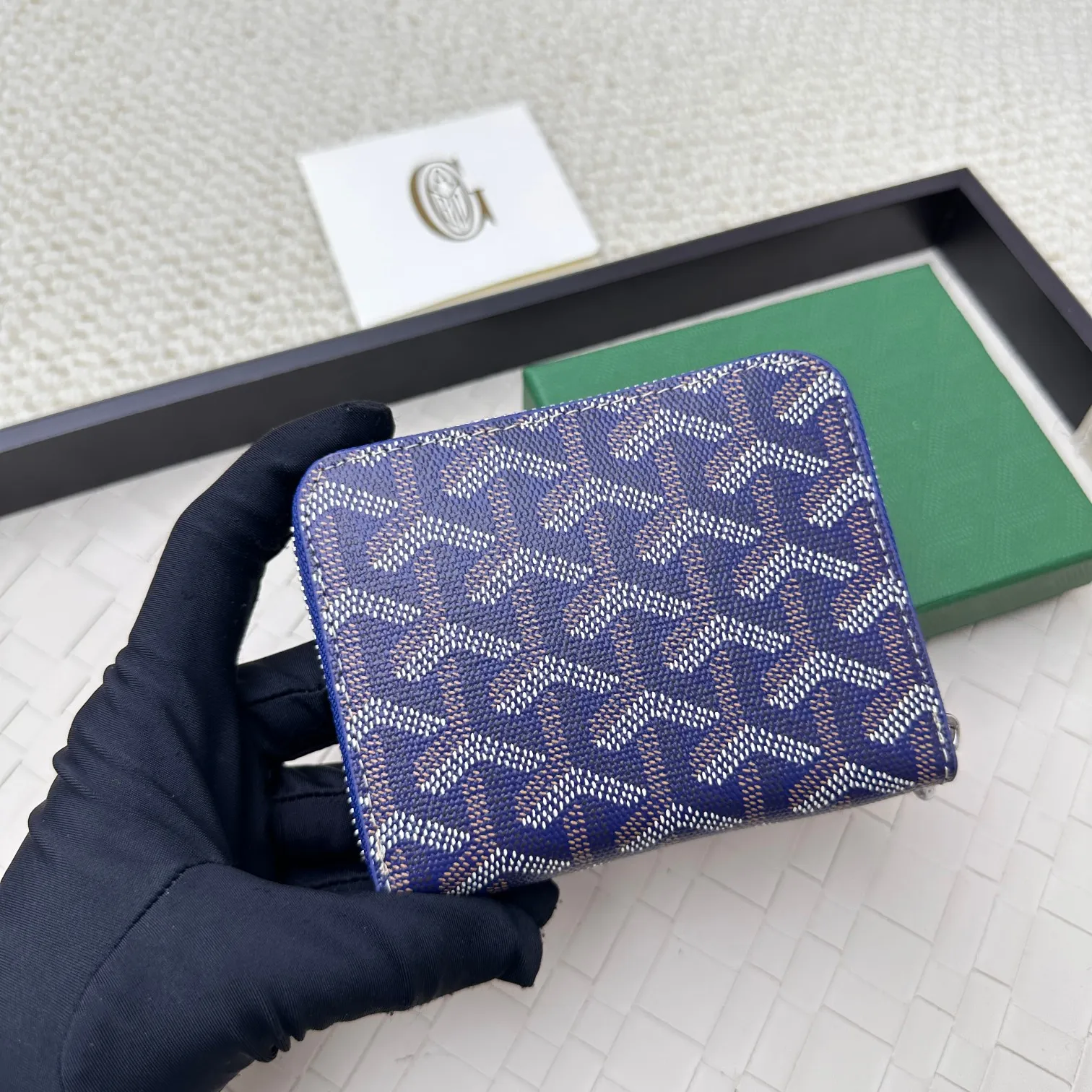 💰140 GOYARD Matignon Mini coin purse features a full zipper closure. Its central compartment holds coins, while its interior patch pocket holds cards or small IDs. No.: 805 Size: 10.4*7.5*1.8cm