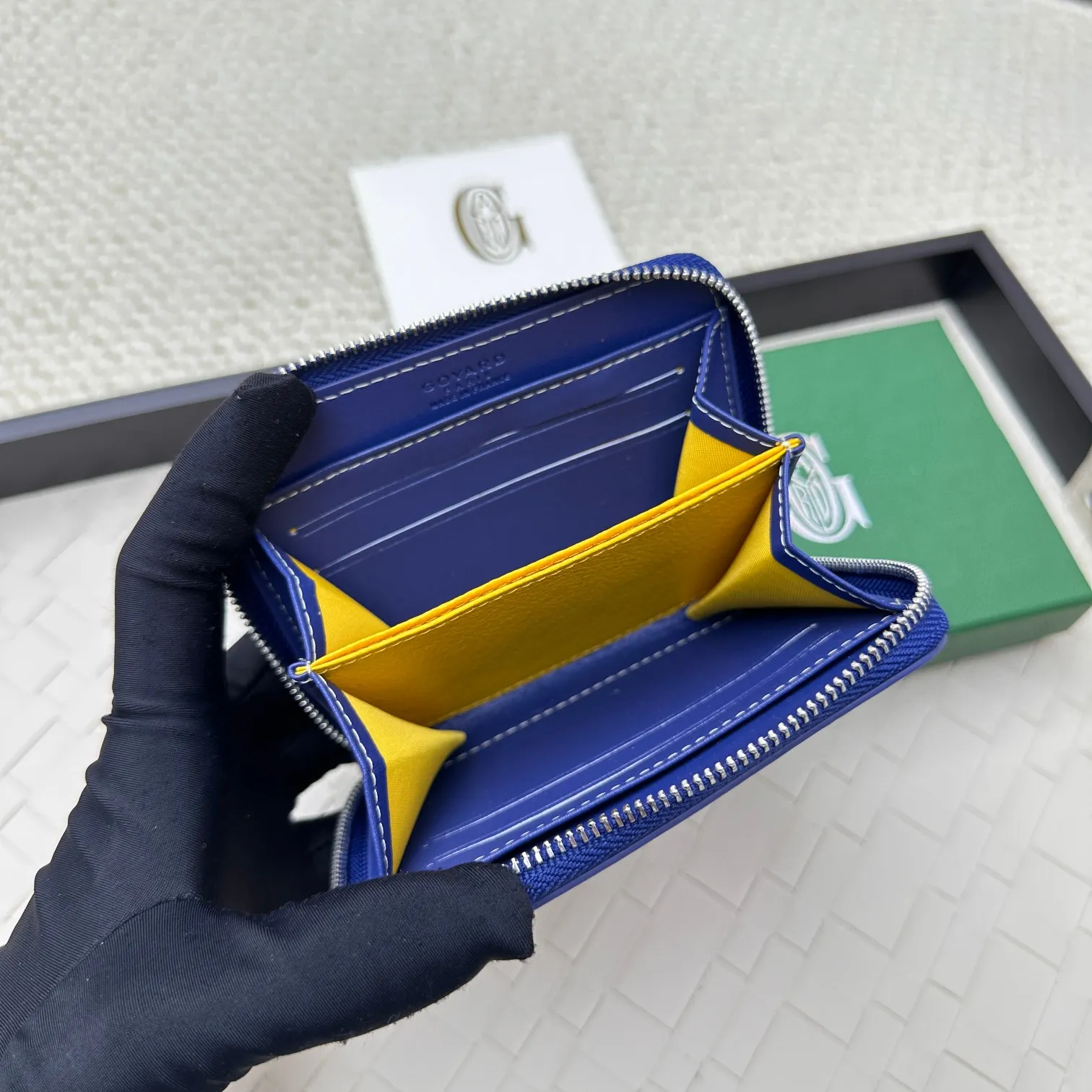 💰140 GOYARD Matignon Mini coin purse features a full zipper closure. Its central compartment holds coins, while its interior patch pocket holds cards or small IDs. No.: 805 Size: 10.4*7.5*1.8cm