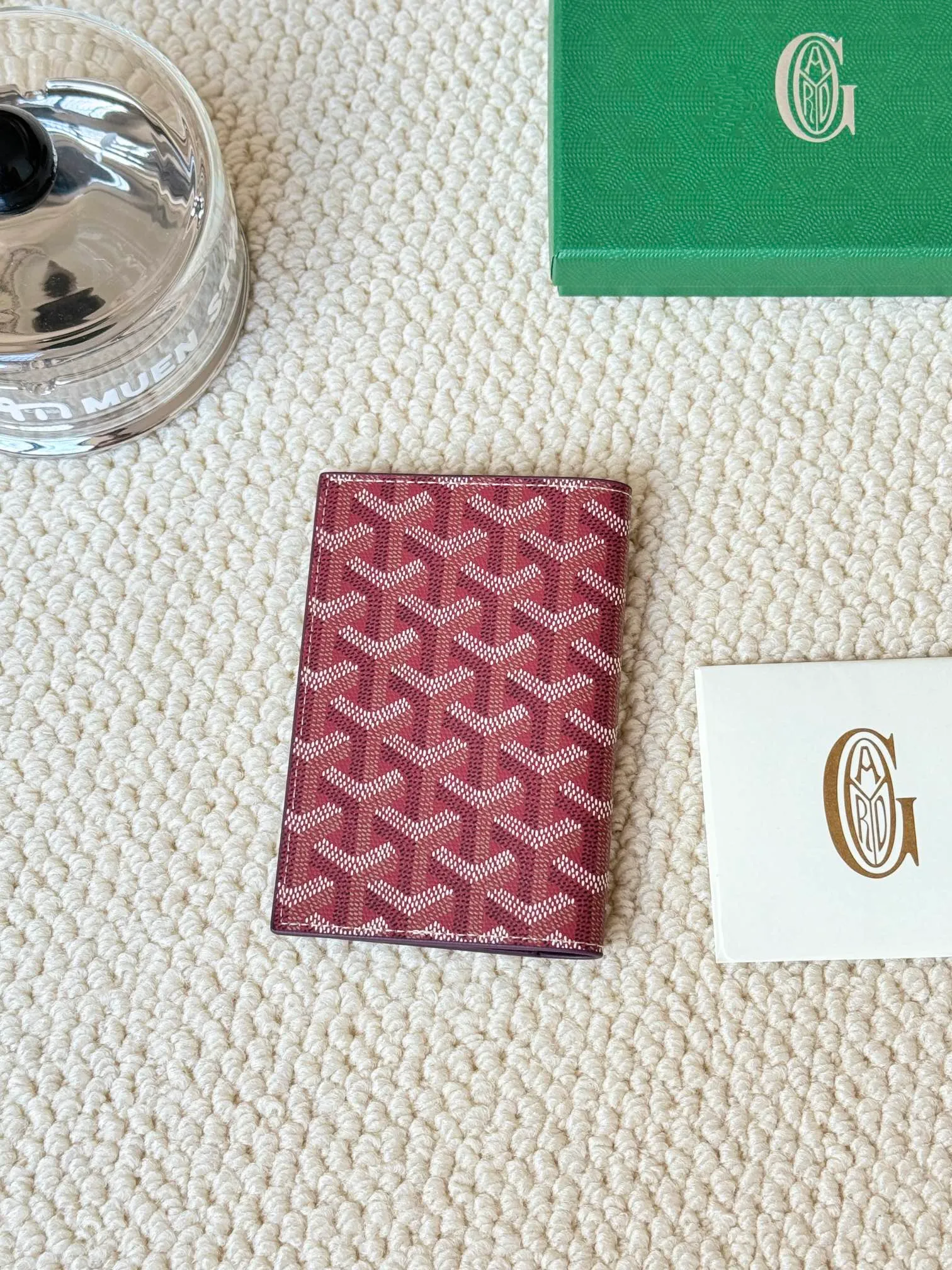 💰120 Goyard Passport Holder Goyardine Canvas & Vauzelles Calfskin No.: 804 Eleven colors. The country is open. The first choice for overseas travel. Multiple colors available. Can be used as a couple. It’s yyds to give as a gift for your own use! A super convenient passport holder with four card slots + two compartments for traveling. Small and portable, good-looking. Material: goyarine canvas and Vauzelles calfskin. Size: 14✖️10✖️1.5cm