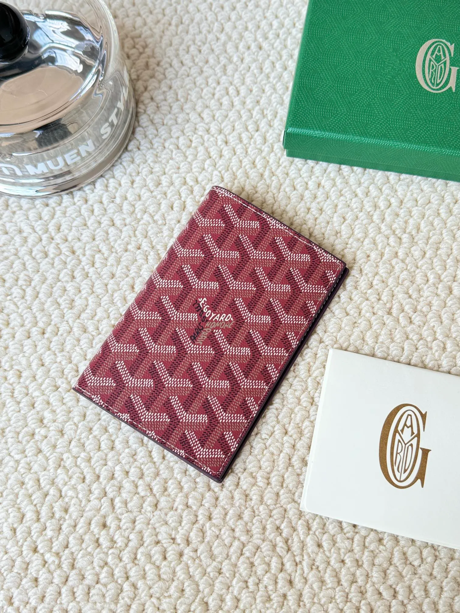💰120 Goyard Passport Holder Goyardine Canvas & Vauzelles Calfskin No.: 804 Eleven colors. The country is open. The first choice for overseas travel. Multiple colors available. Can be used as a couple. It’s yyds to give as a gift for your own use! A super convenient passport holder with four card slots + two compartments for traveling. Small and portable, good-looking. Material: goyarine canvas and Vauzelles calfskin. Size: 14✖️10✖️1.5cm