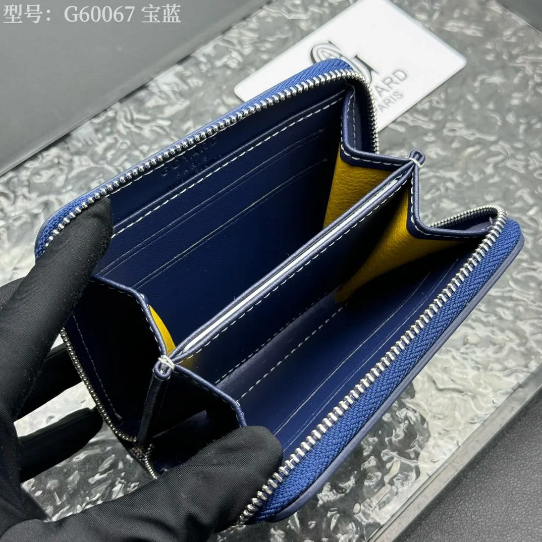 💰130 💎Top original 𝐠𝐨𝐲𝐚𝐫𝐝 Hot style 💕 Goya wallet short Matignon Mini coin purse with full zipper closure design. Its central compartment holds coins, while its interior patch pocket holds cards or small IDs. Style number: G60067 Size: 10.4*7.5*1.8cm