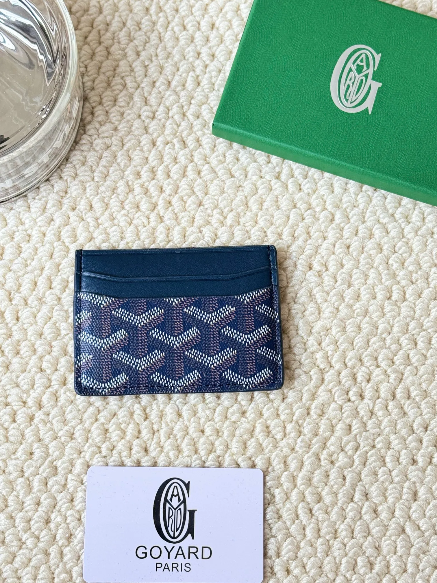 💰100 GOYARD Goya Classic👍🏻The design of Saint-Sulpice card holder is small and compact, and its middle pocket can store cards, documents or folded banknotes. The compact design fits nicely in a jacket or pants pocket. Style number: 9636 Size: 7 x10.5 cm