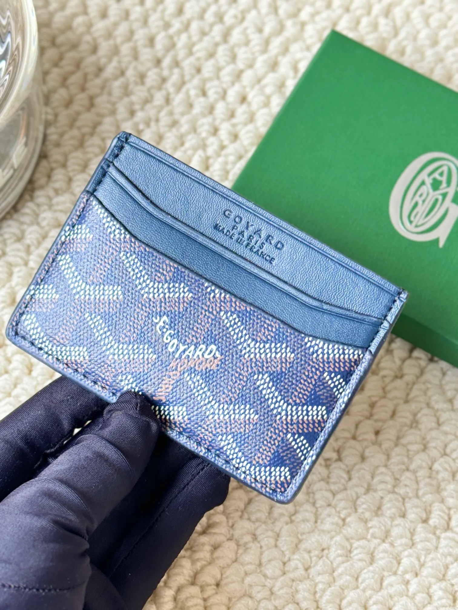 💰100 GOYARD Goya Classic👍🏻The design of Saint-Sulpice card holder is small and compact, and its middle pocket can store cards, documents or folded banknotes. The compact design fits nicely in a jacket or pants pocket. Style number: 9636 Size: 7 x10.5 cm