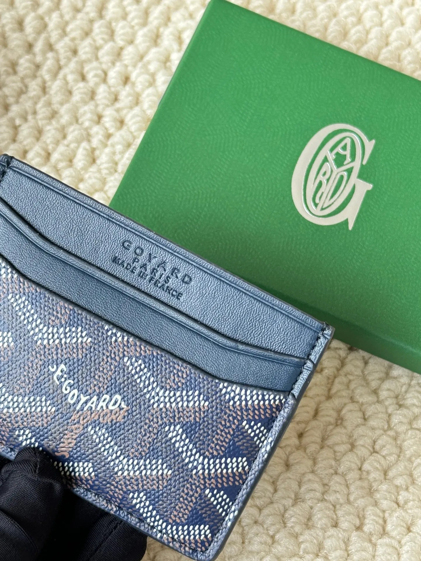 💰100 GOYARD Goya Classic👍🏻The design of Saint-Sulpice card holder is small and compact, and its middle pocket can store cards, documents or folded banknotes. The compact design fits nicely in a jacket or pants pocket. Style number: 9636 Size: 7 x10.5 cm