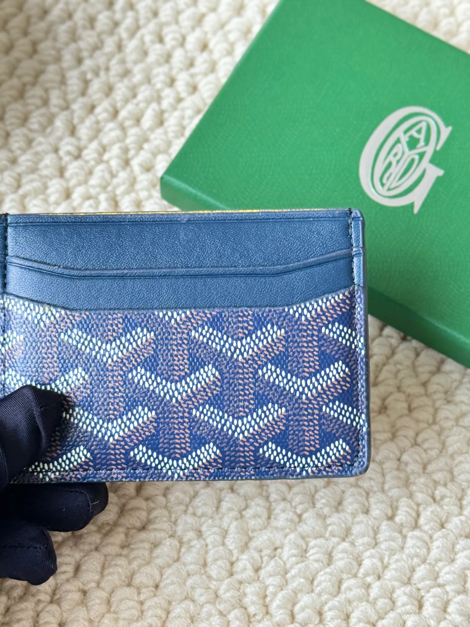 💰100 GOYARD Goya Classic👍🏻The design of Saint-Sulpice card holder is small and compact, and its middle pocket can store cards, documents or folded banknotes. The compact design fits nicely in a jacket or pants pocket. Style number: 9636 Size: 7 x10.5 cm