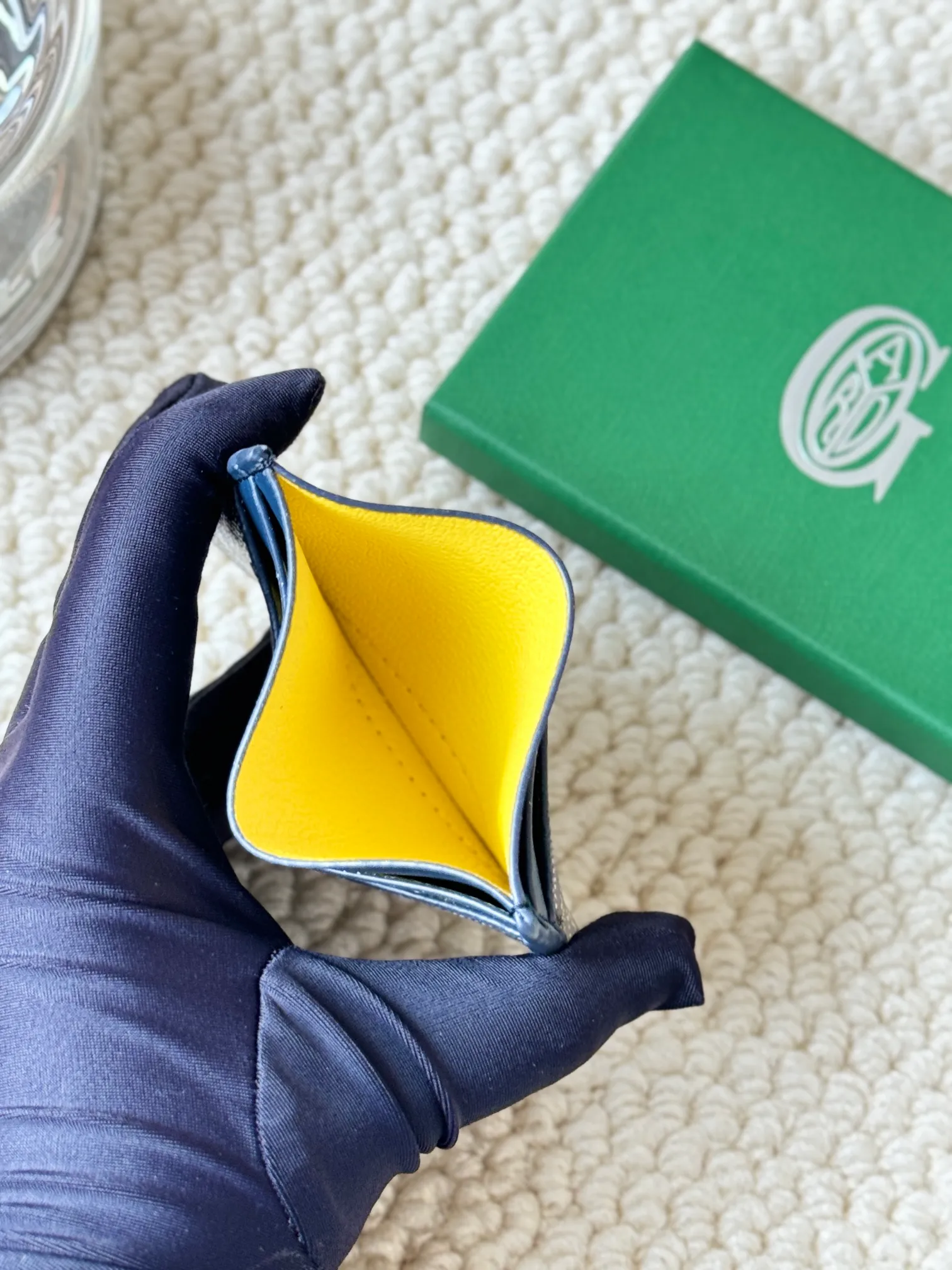 💰100 GOYARD Goya Classic👍🏻The design of Saint-Sulpice card holder is small and compact, and its middle pocket can store cards, documents or folded banknotes. The compact design fits nicely in a jacket or pants pocket. Style number: 9636 Size: 7 x10.5 cm
