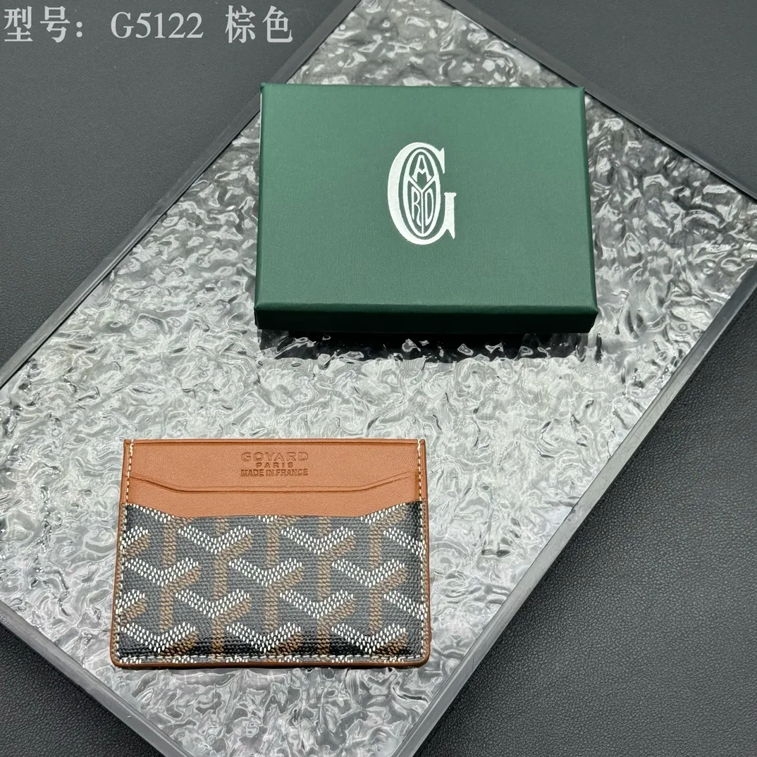 💰90 💎The top-quality original GOYARD Saint-Sulpice card holder has a small and compact design, and its central pocket can store cards, IDs or folded banknotes. The compact design fits nicely in a jacket or pants pocket. Model; G5122 Size: 7*10.5*0.2cm