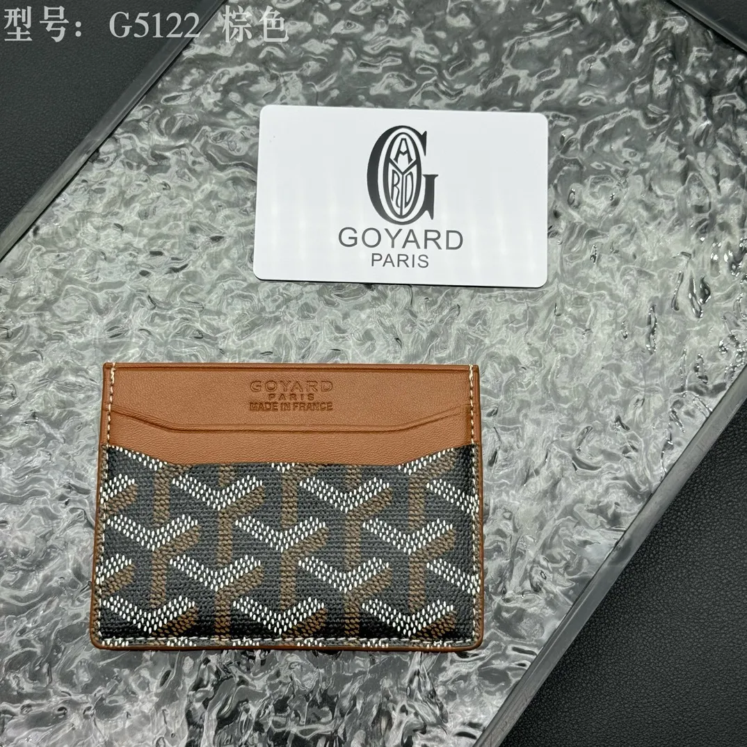 💰90 💎The top-quality original GOYARD Saint-Sulpice card holder has a small and compact design, and its central pocket can store cards, IDs or folded banknotes. The compact design fits nicely in a jacket or pants pocket. Model; G5122 Size: 7*10.5*0.2cm