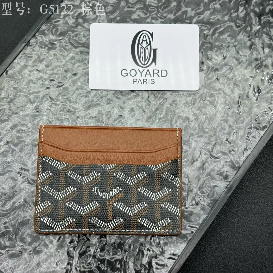 💰90 💎The top-quality original GOYARD Saint-Sulpice card holder has a small and compact design, and its central pocket can store cards, IDs or folded banknotes. The compact design fits nicely in a jacket or pants pocket. Model; G5122 Size: 7*10.5*0.2cm
