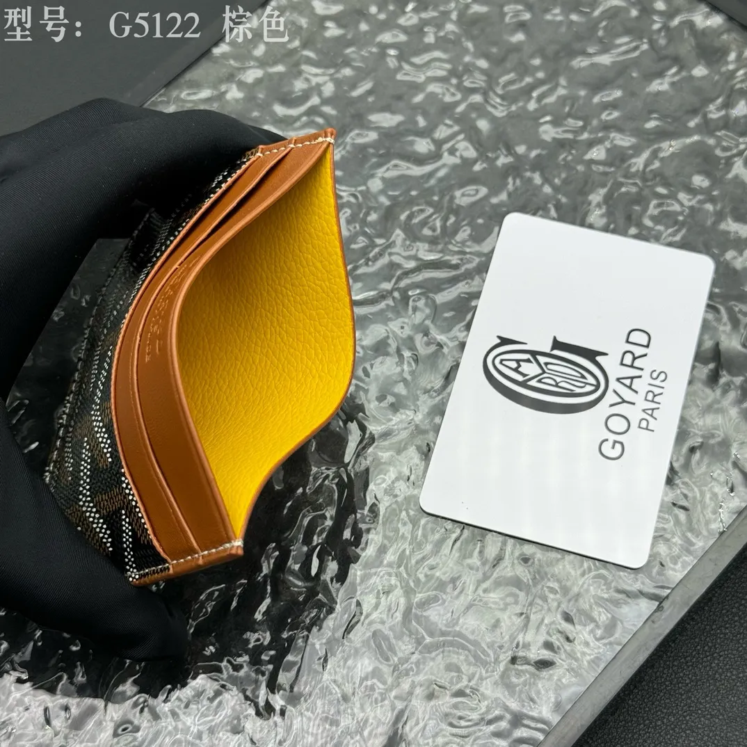 💰90 💎The top-quality original GOYARD Saint-Sulpice card holder has a small and compact design, and its central pocket can store cards, IDs or folded banknotes. The compact design fits nicely in a jacket or pants pocket. Model; G5122 Size: 7*10.5*0.2cm