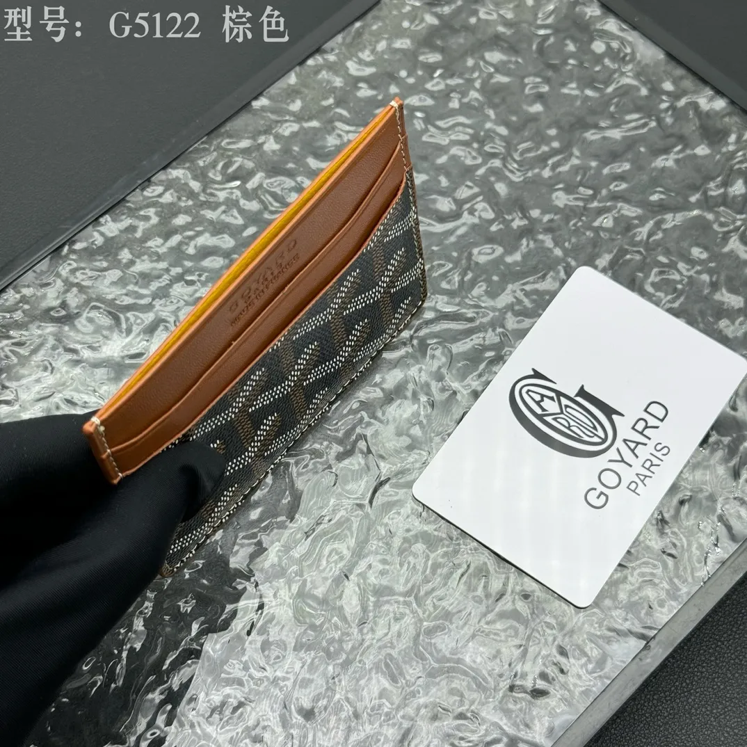 💰90 💎The top-quality original GOYARD Saint-Sulpice card holder has a small and compact design, and its central pocket can store cards, IDs or folded banknotes. The compact design fits nicely in a jacket or pants pocket. Model; G5122 Size: 7*10.5*0.2cm