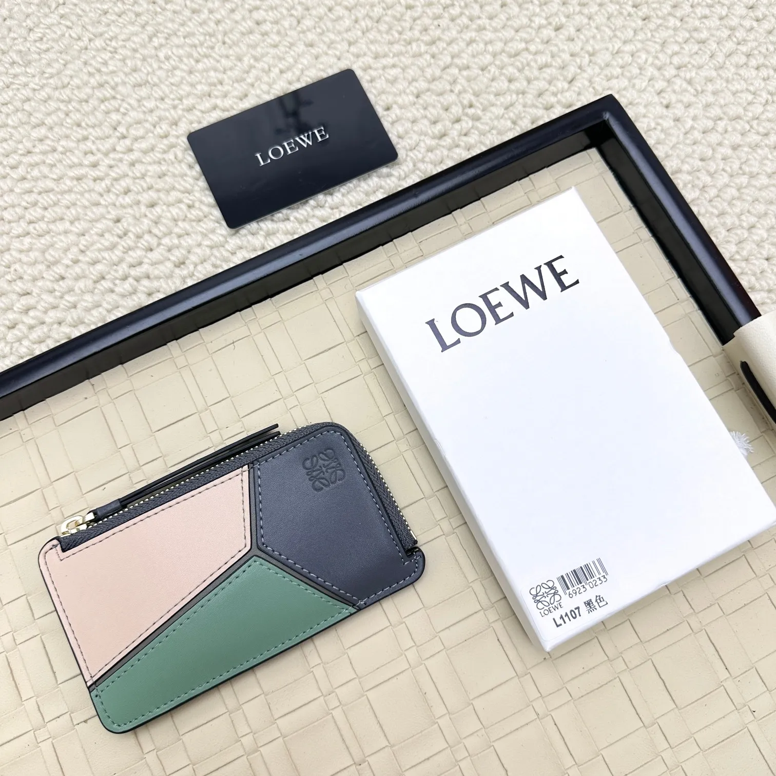 💰120 ·Loewe’s new card holders are back in stock! The new ones are all with metal logos, which are more refined than the old ones~~ Comes with box and dust bag! It’s a good idea to choose this small accessory for Valentine’s Day ~~Model: L1107 Size: 13*7.5*1