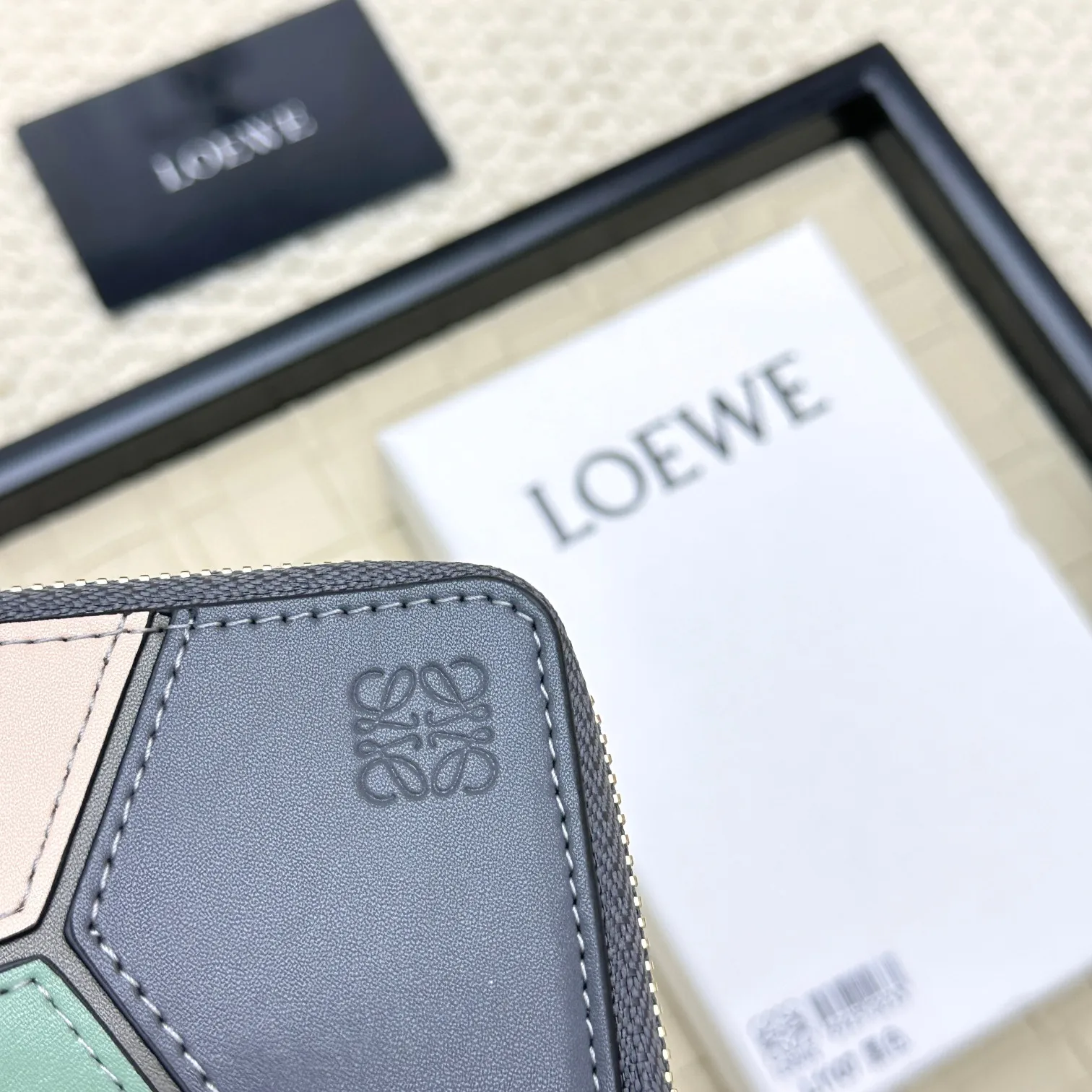 💰120 ·Loewe’s new card holders are back in stock! The new ones are all with metal logos, which are more refined than the old ones~~ Comes with box and dust bag! It’s a good idea to choose this small accessory for Valentine’s Day ~~Model: L1107 Size: 13*7.5*1