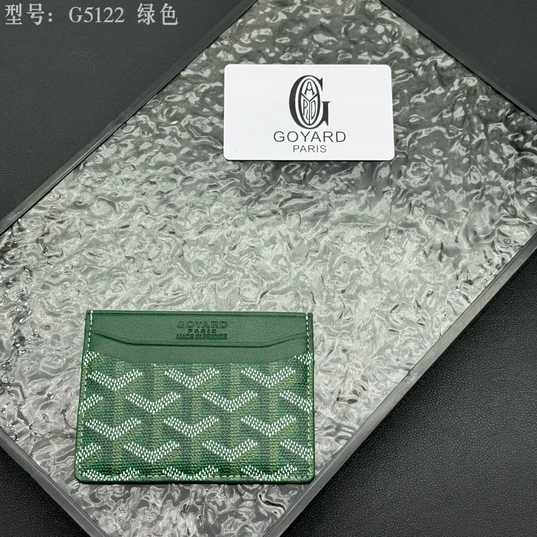 💰90 💎The top-quality original GOYARD Saint-Sulpice card holder has a small and compact design, and its central pocket can store cards, IDs or folded banknotes. The compact design fits nicely in a jacket or pants pocket. Model; G5122 Size: 7*10.5*0.2cm