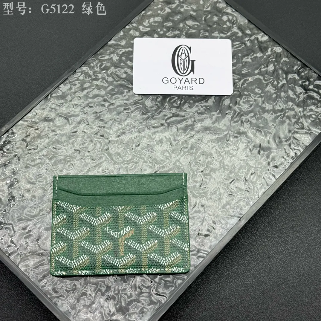 💰90 💎The top-quality original GOYARD Saint-Sulpice card holder has a small and compact design, and its central pocket can store cards, IDs or folded banknotes. The compact design fits nicely in a jacket or pants pocket. Model; G5122 Size: 7*10.5*0.2cm
