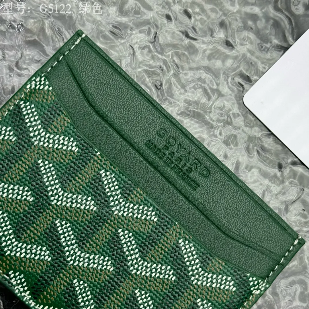 💰90 💎The top-quality original GOYARD Saint-Sulpice card holder has a small and compact design, and its central pocket can store cards, IDs or folded banknotes. The compact design fits nicely in a jacket or pants pocket. Model; G5122 Size: 7*10.5*0.2cm