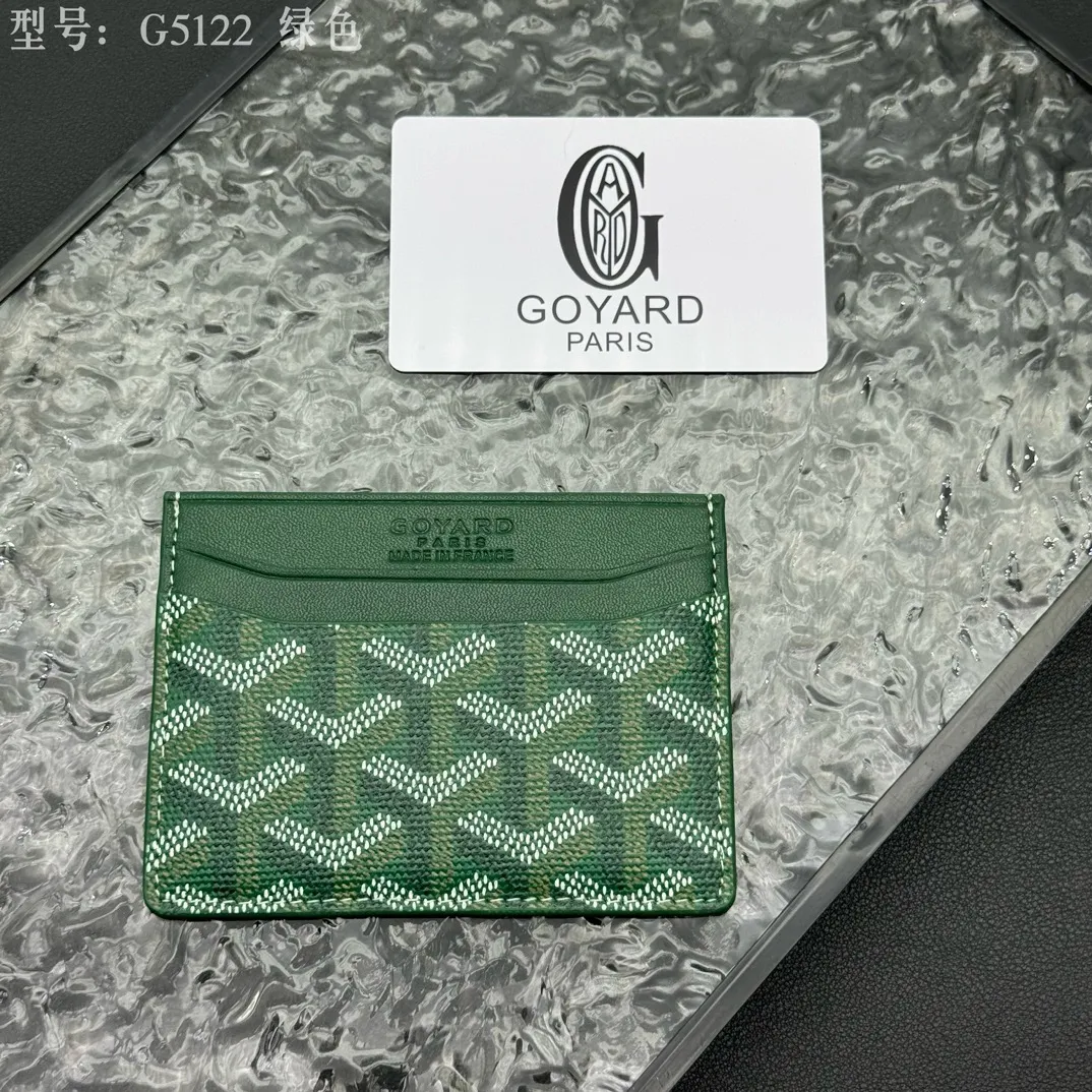 💰90 💎The top-quality original GOYARD Saint-Sulpice card holder has a small and compact design, and its central pocket can store cards, IDs or folded banknotes. The compact design fits nicely in a jacket or pants pocket. Model; G5122 Size: 7*10.5*0.2cm