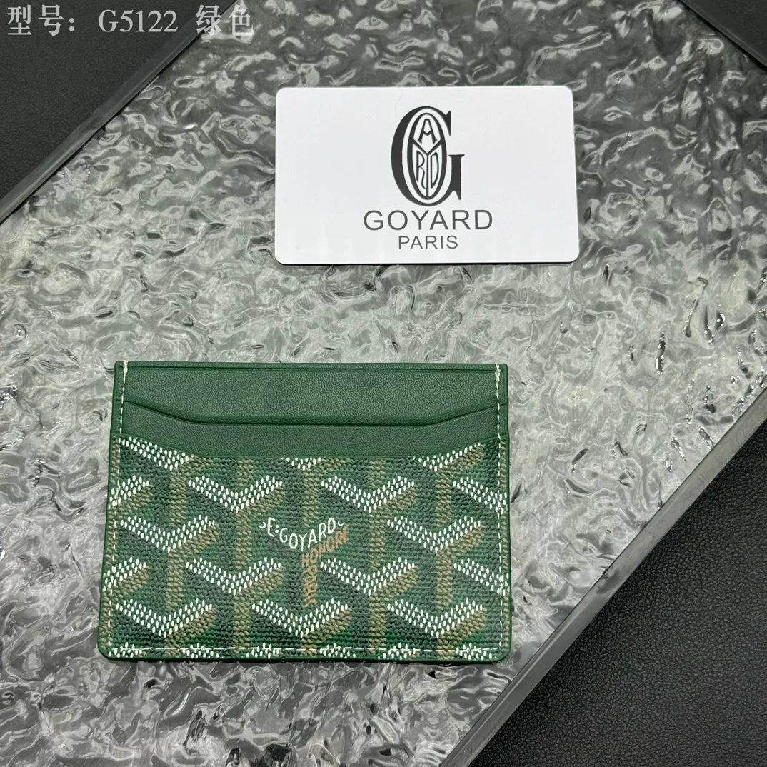 💰90 💎The top-quality original GOYARD Saint-Sulpice card holder has a small and compact design, and its central pocket can store cards, IDs or folded banknotes. The compact design fits nicely in a jacket or pants pocket. Model; G5122 Size: 7*10.5*0.2cm