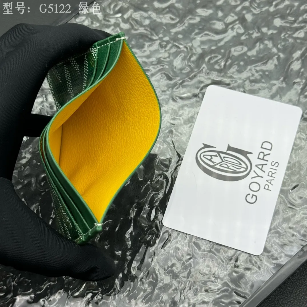 💰90 💎The top-quality original GOYARD Saint-Sulpice card holder has a small and compact design, and its central pocket can store cards, IDs or folded banknotes. The compact design fits nicely in a jacket or pants pocket. Model; G5122 Size: 7*10.5*0.2cm