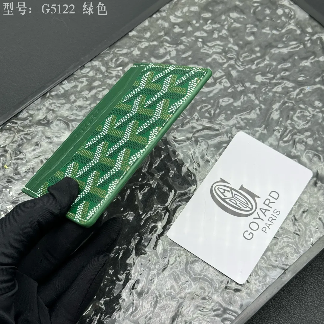 💰90 💎The top-quality original GOYARD Saint-Sulpice card holder has a small and compact design, and its central pocket can store cards, IDs or folded banknotes. The compact design fits nicely in a jacket or pants pocket. Model; G5122 Size: 7*10.5*0.2cm
