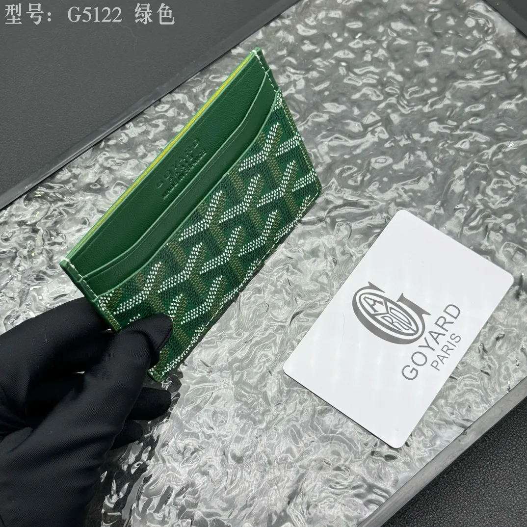 💰90 💎The top-quality original GOYARD Saint-Sulpice card holder has a small and compact design, and its central pocket can store cards, IDs or folded banknotes. The compact design fits nicely in a jacket or pants pocket. Model; G5122 Size: 7*10.5*0.2cm