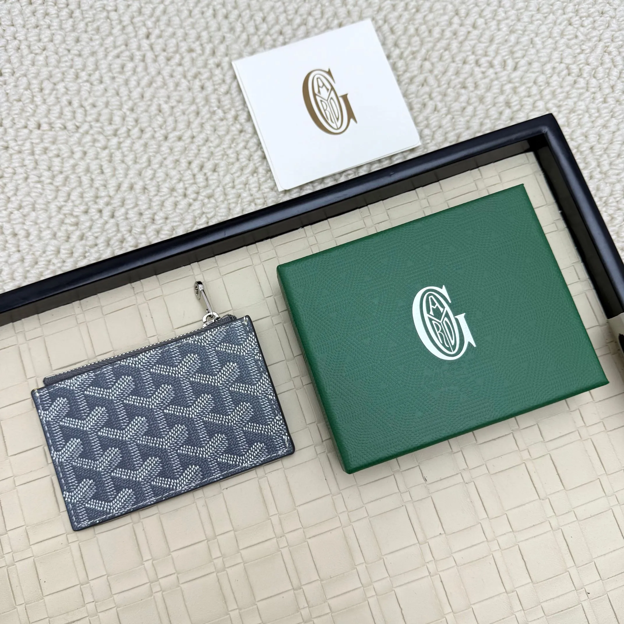 💰 120 Goyard Bourbon zipper coin card holder. This coin card holder has 3 card slots, 1 patch pocket and a zipper pocket to store coins, change or cards, and can safely store change. Exquisite and small, its compact shape can be easily put into a pocket or large bag. Size: 12.5x1x8.4cm No.: 808