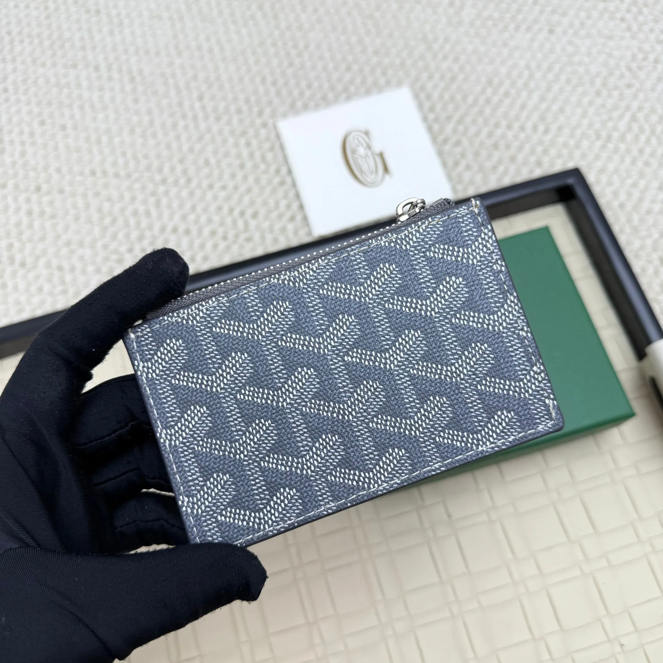 💰 120 Goyard Bourbon zipper coin card holder. This coin card holder has 3 card slots, 1 patch pocket and a zipper pocket to store coins, change or cards, and can safely store change. Exquisite and small, its compact shape can be easily put into a pocket or large bag. Size: 12.5x1x8.4cm No.: 808